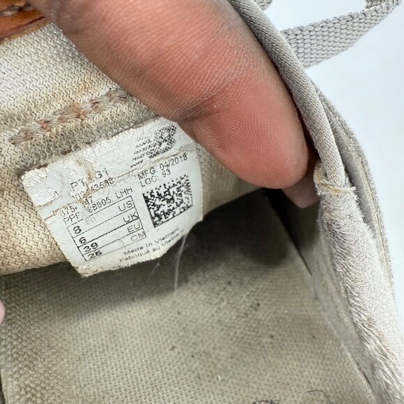 New Balance Womens Gray Athletic Shoes Size 8 US With Suede & Mesh Upper - Picture 6 of 10